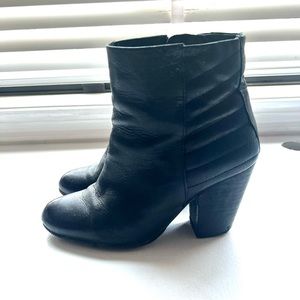 Vince Camaro VP-Hana Black Booties